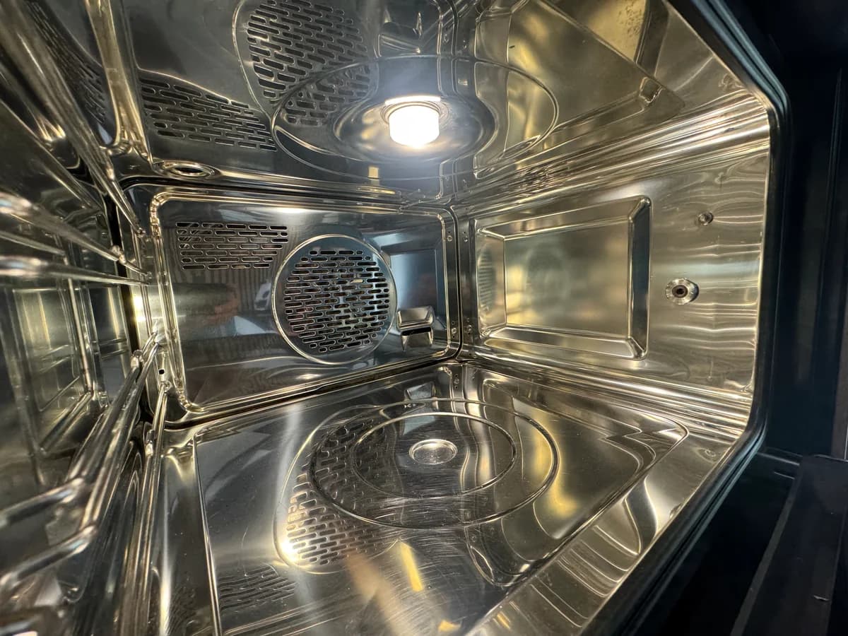 Intérieur du four à cavité inox après nettoyage